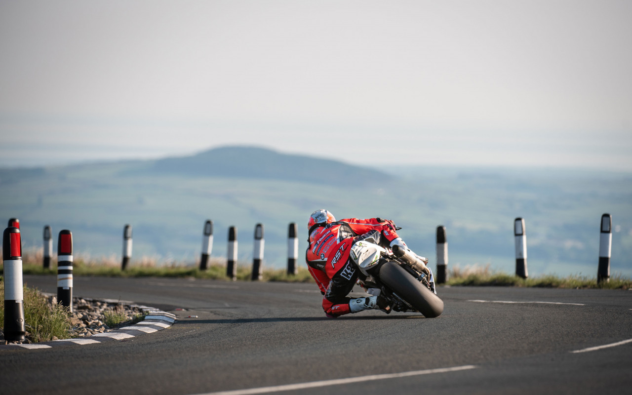 PLNÁ 6 - filmový dokument o motocyklové vášni pro "roadracing"