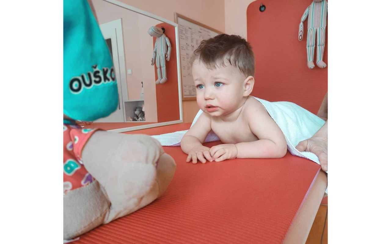 Pomozte malému Serjožkovi chodit a mluvit, aby mohl prožít radostnější dětství