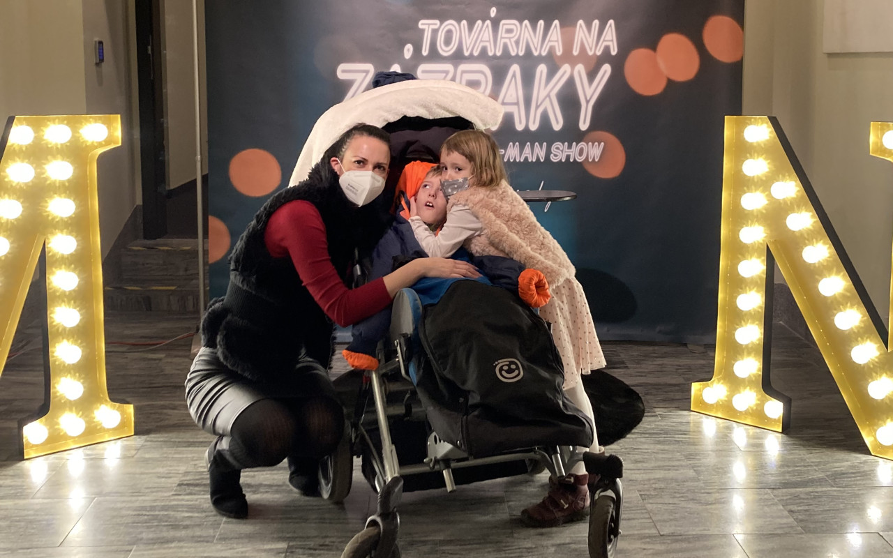 Pomoc s kompenzační pomůckou pro Jonáška