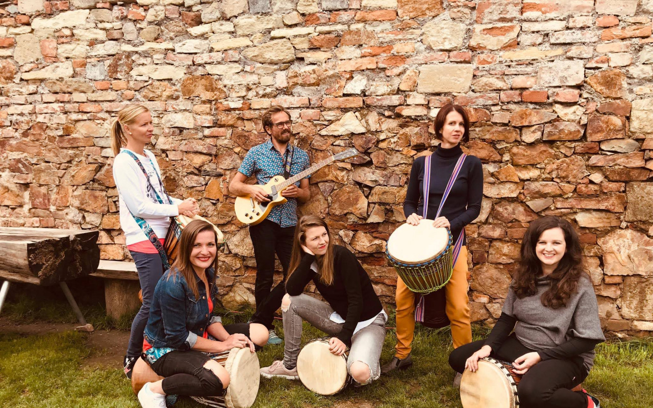 A je to tady! První album bubenic z Drum For Fun