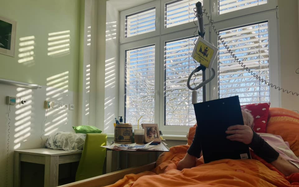 Výtvarka a hudba do nemocnic: na paliativní péči, dětskou psychiatrii...