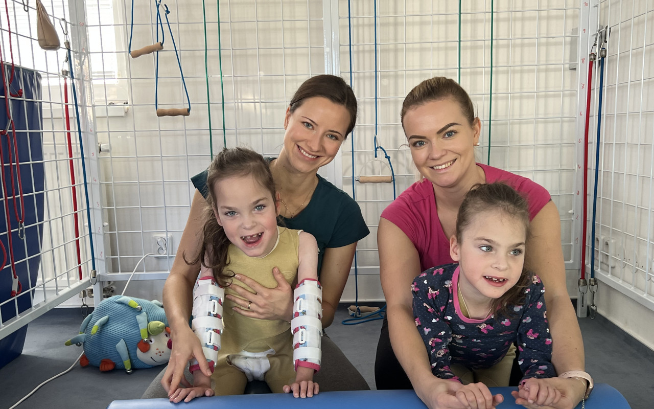 Pomohli jste Karolínce a Rozárce, děvčatům s DMO