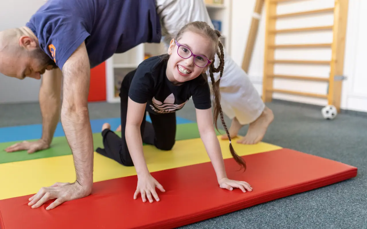 Pomohli jste Ivce a Klárce kilometry pro terapie a rehabilitace