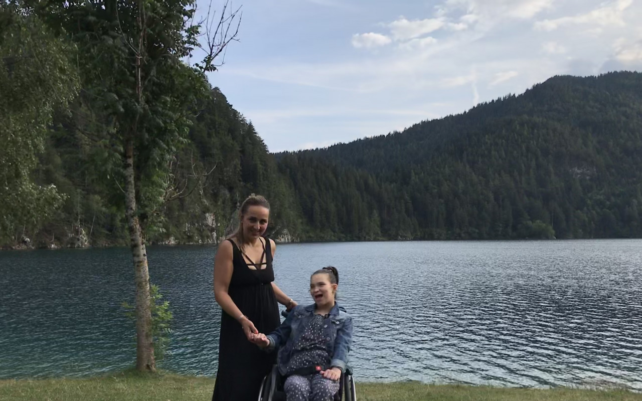 Přispěli jste Adriance na speciální ortézy, aby dokázala sama chodit