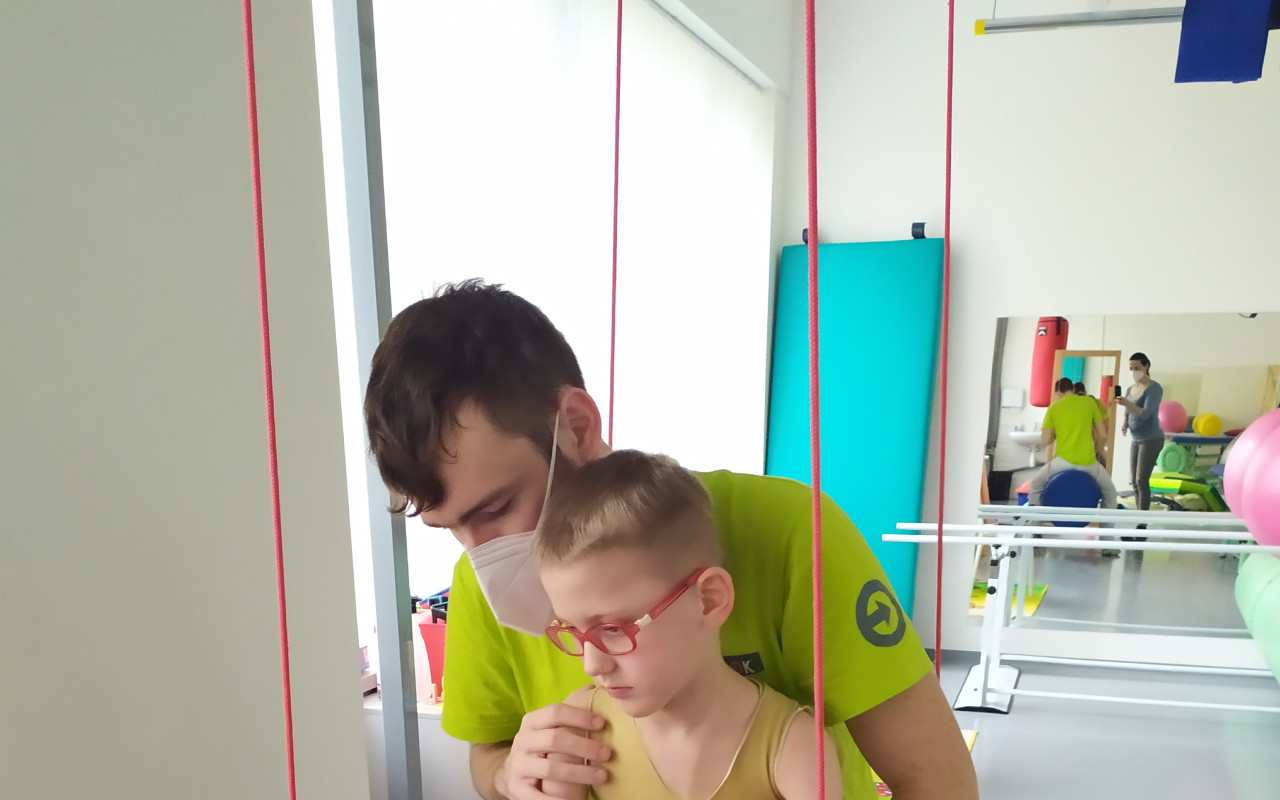 Pomohli jste Rostíkovi s nákladnými neurorehabilitacemi.