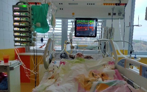 Složili jste se na unikátní ortézu na rameno pro Sárinku