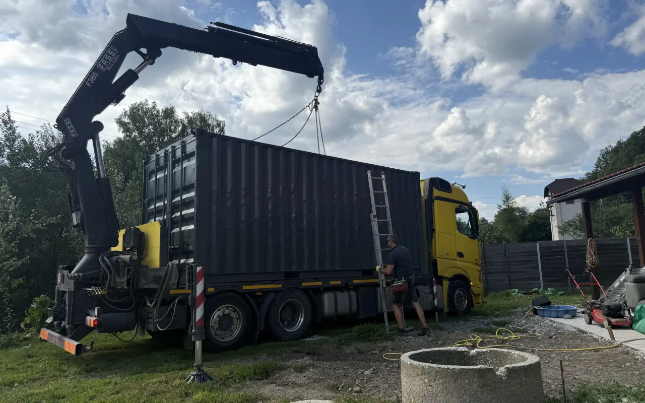 Pomoc pejskům: kontejner na granulky a suchá zásoba uhlí