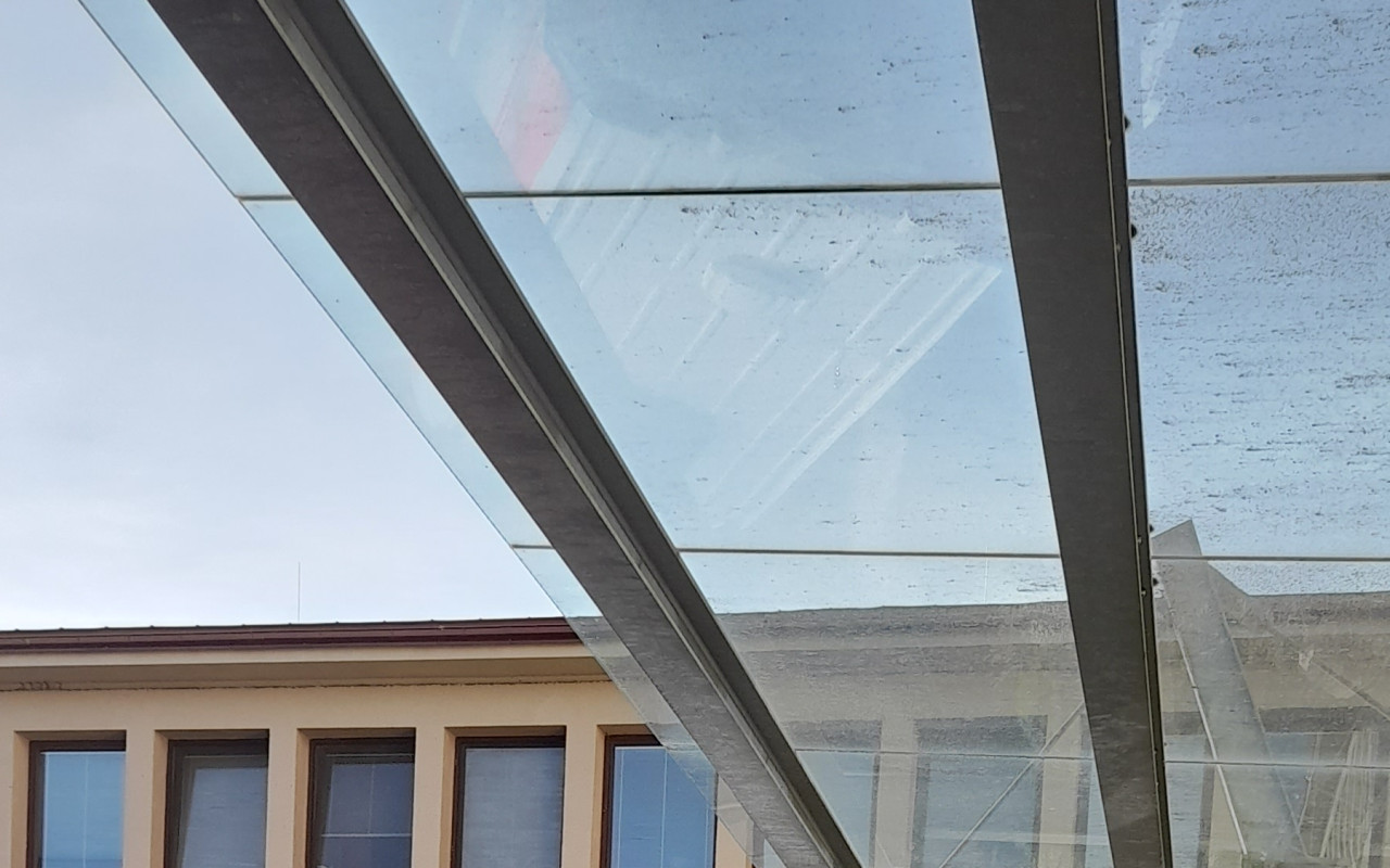 Handicapovaná Eliška přišla o obě nohy. Pomozme jí se zase postavit!