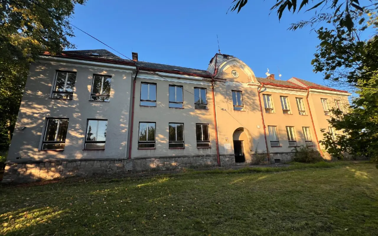 Okna pro Wau školu v Radči u Trutnova
