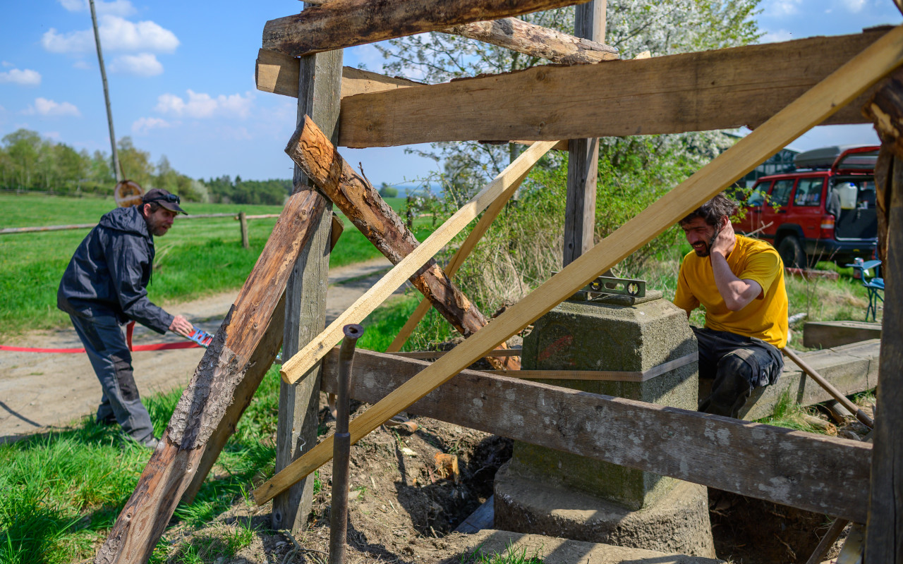 Složili jste se na opravu kamenného kříže v Českých Doubravicích