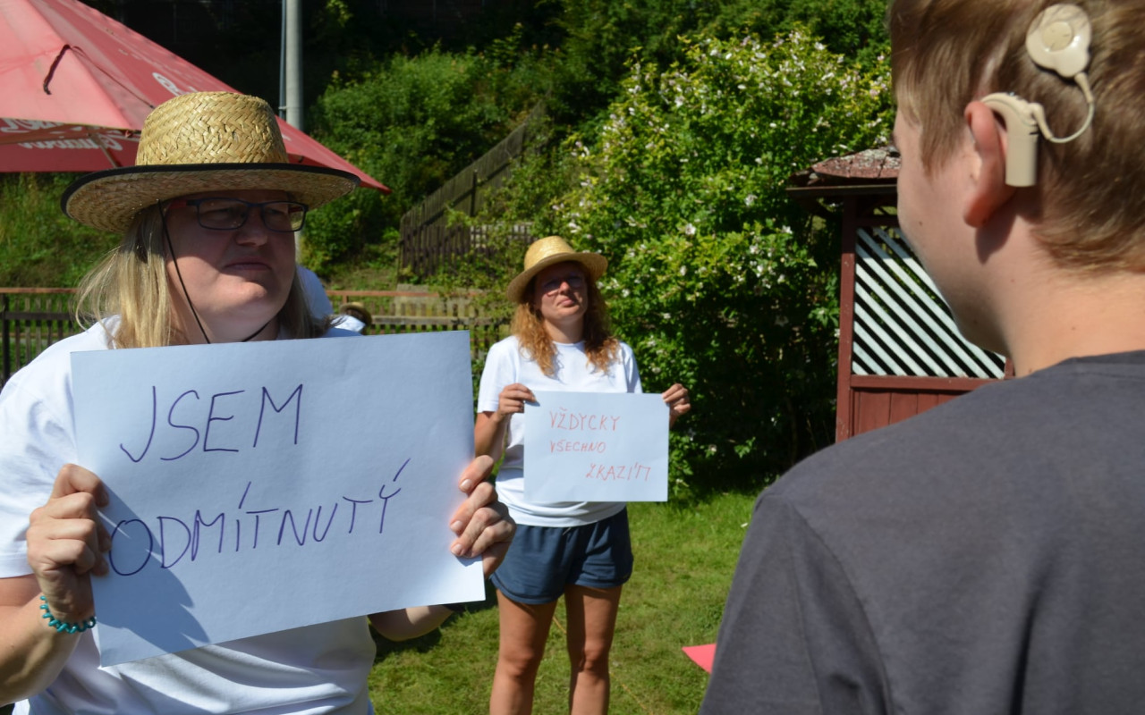 Pomohli jste dospívajícím s kochleárním implantátem