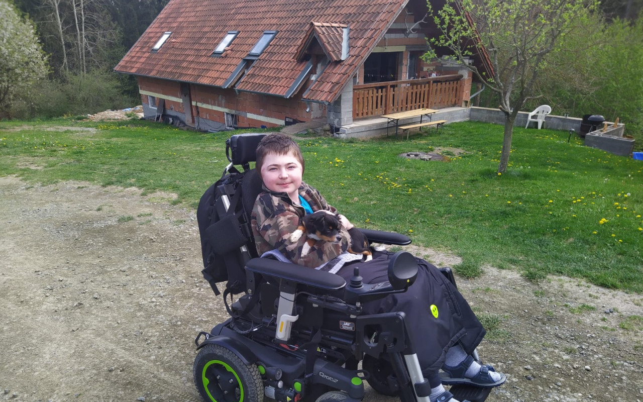 Pomohli jste Domonikovi a jeho rodině ke stropnímu systému.