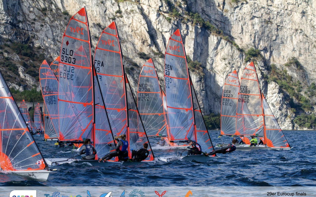 Nastartujte naši první sezónu na olympijské lodní třídě 49er!