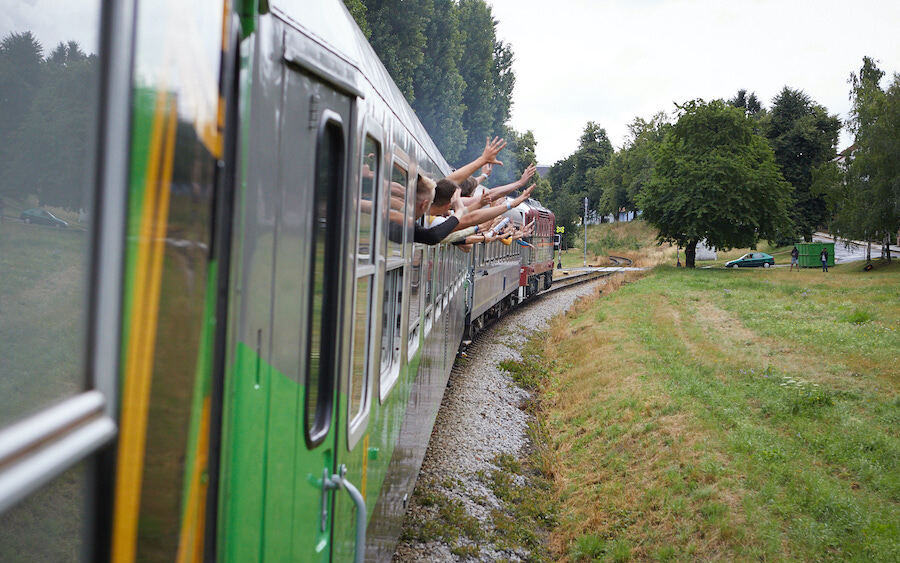 Vlakem za zážitky - Stavba koncertního a saunového vagónu