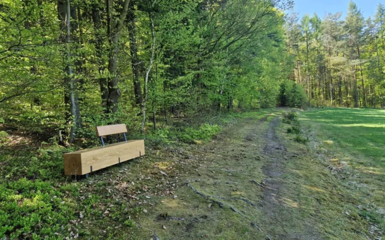 Lavička pod vrchem Chlum v Hradištku