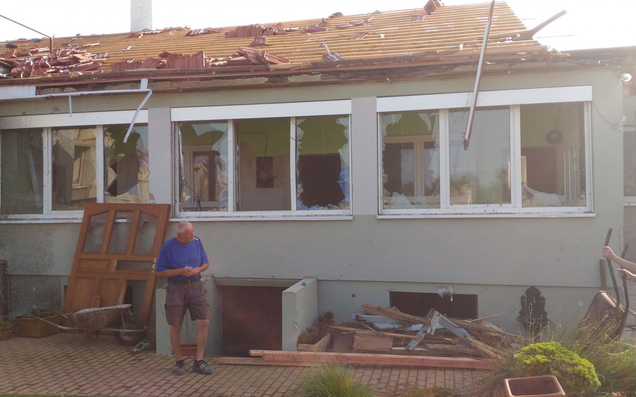 Sbírka pro Čapkovi na opravu domu zničeného tornádem
