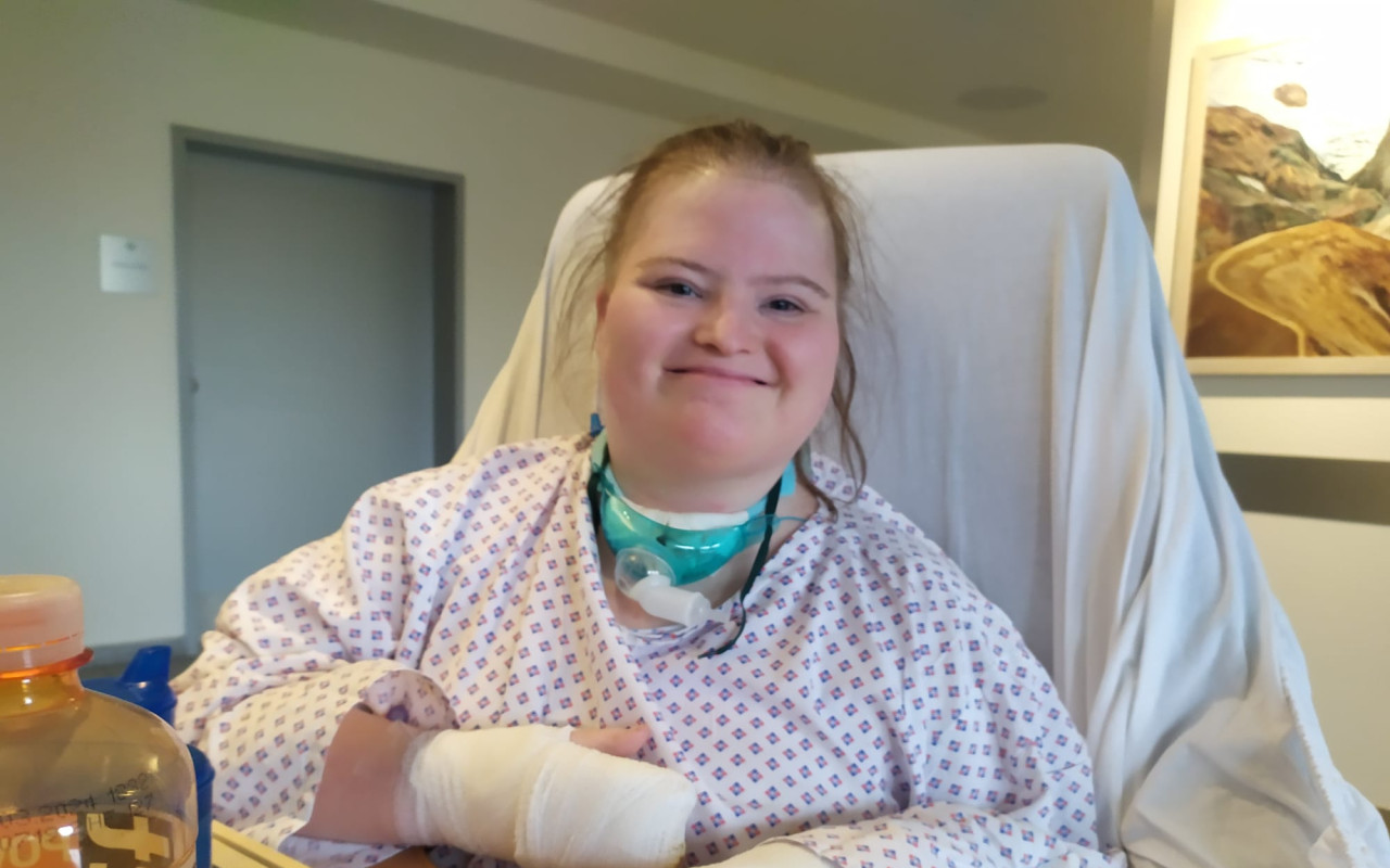 Handicapovaná Eliška přišla o obě nohy. Pomozme jí se zase postavit!