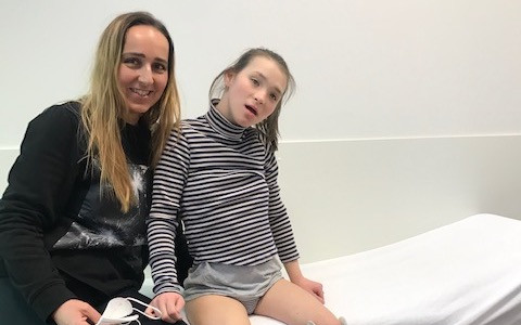 Přispěli jste Adriance na speciální ortézy, aby dokázala sama chodit