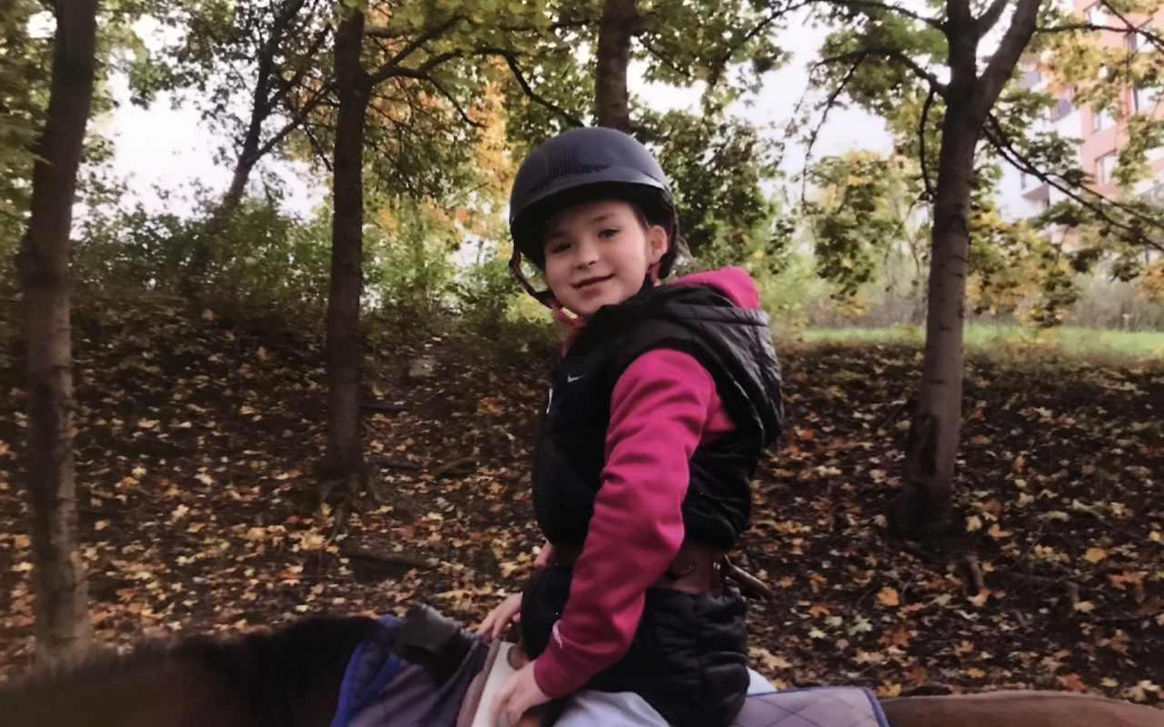 Přispěli jste Adriance na speciální ortézy, aby dokázala sama chodit
