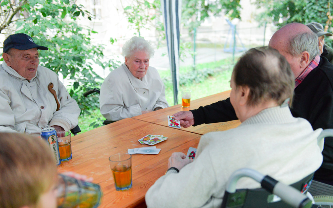 Přispějme na schodolez, který usnadní seniorům cestu na zahradu