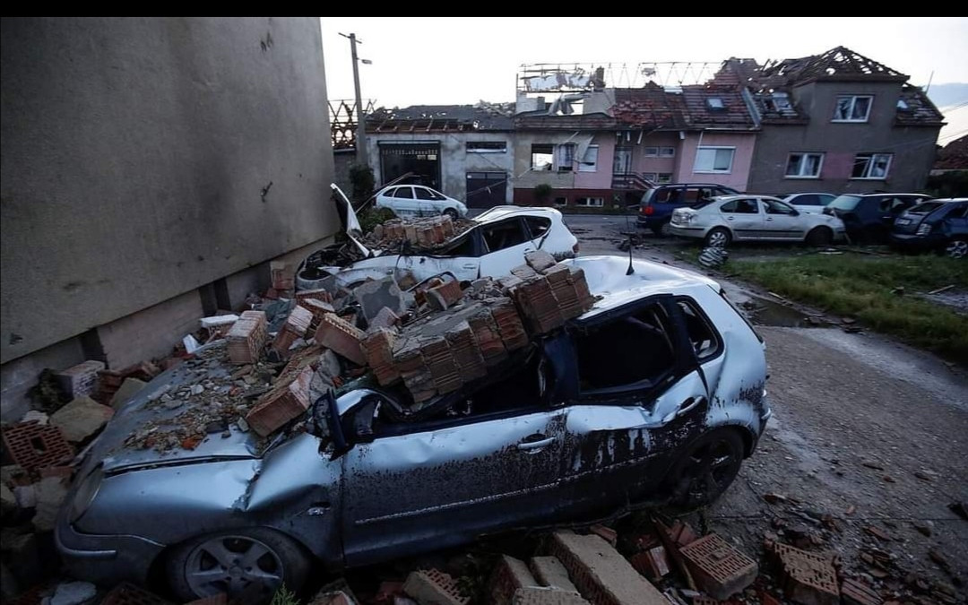 Pomoc samoživitelce Monice a jejímu synovi, kterým tornádo zničilo dům