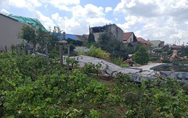 Pomoc pro Drkalovy a jejich včelařství zasažené tornádem