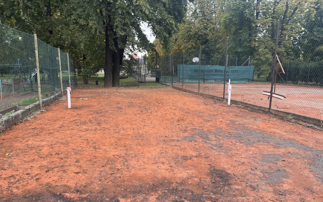 Povodeň zničila nové kurty