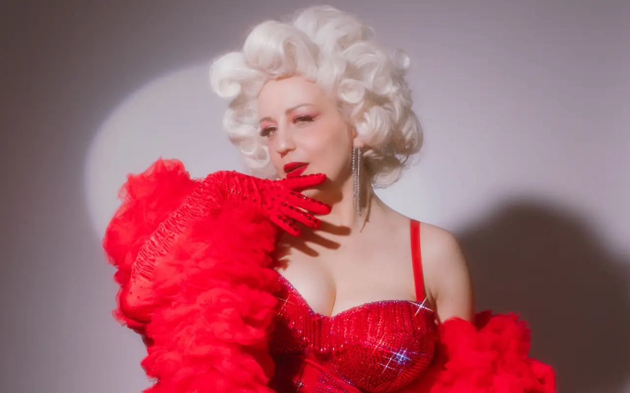 Staň se patronem podcastové série Zorye Blue plné burlesky a sebevědomí