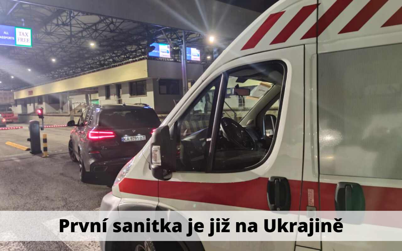 Převoz sanitek na záchranu raněných na Ukrajině