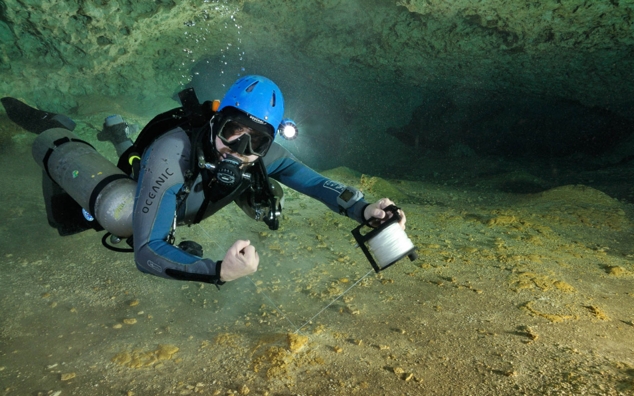 Do Hlubin - dokumentární snímek o speleologii a muži, který ji věnoval celý život