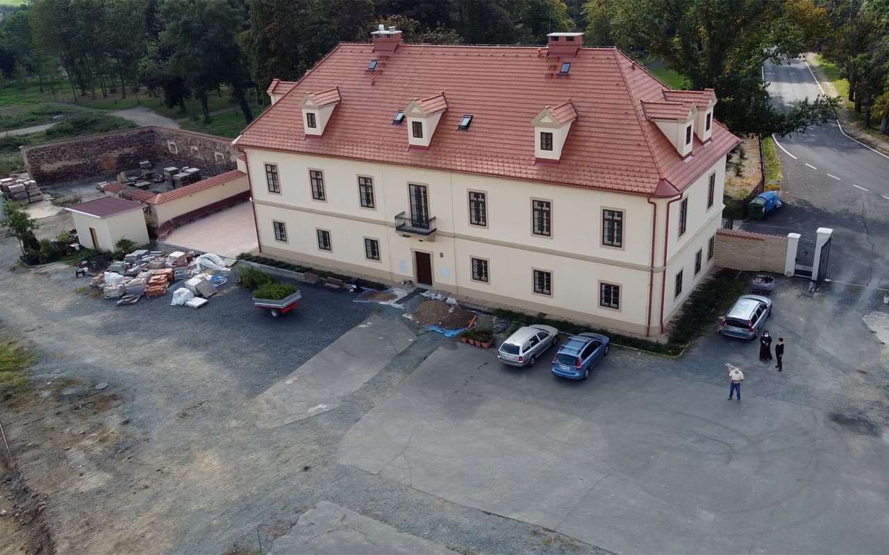 Složili jste se na rekonstrukci zchátralého statku v Drastech