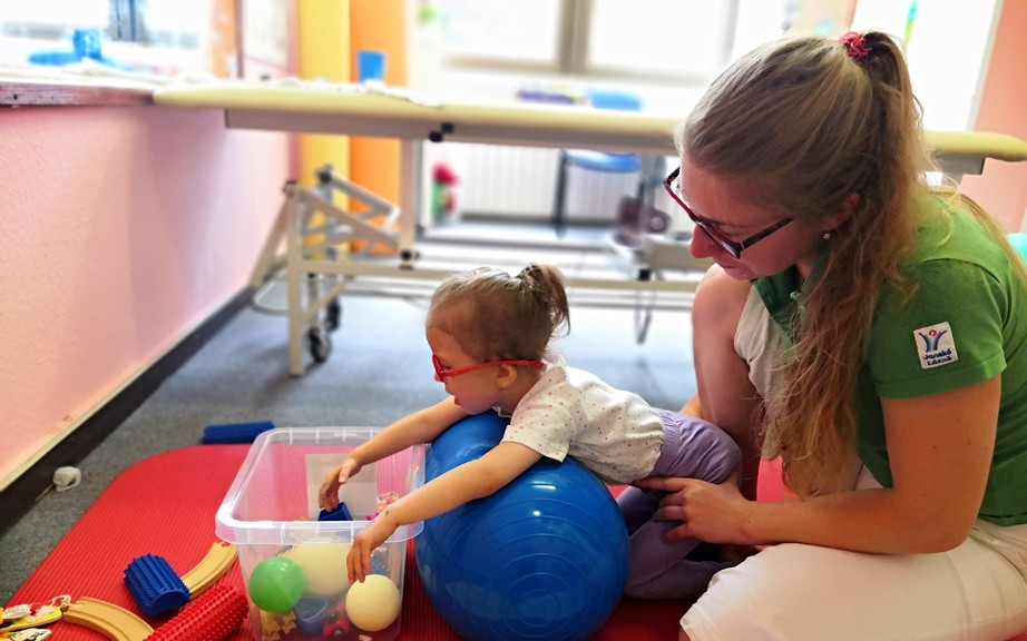 Přispěli jste na rehabilitace pro Amálku, Viktorku a Žofinku