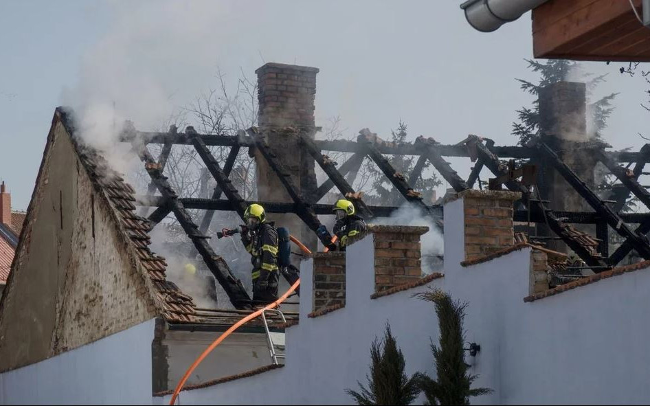 Pomoc po požáru střechy rodinného domu v brněnských Židenicích