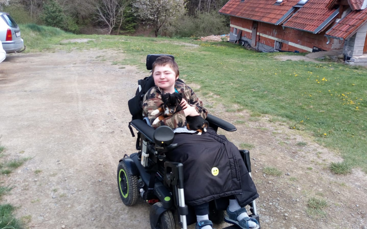 Pomohli jste Domonikovi a jeho rodině ke stropnímu systému.
