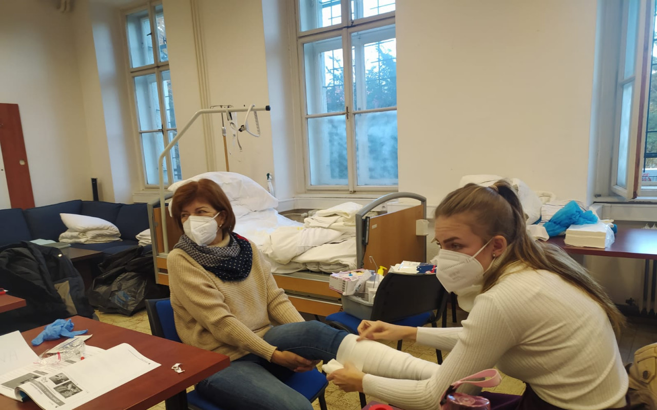 Pomozte připravit dobrovolníky do nemocnic a sociálních služeb