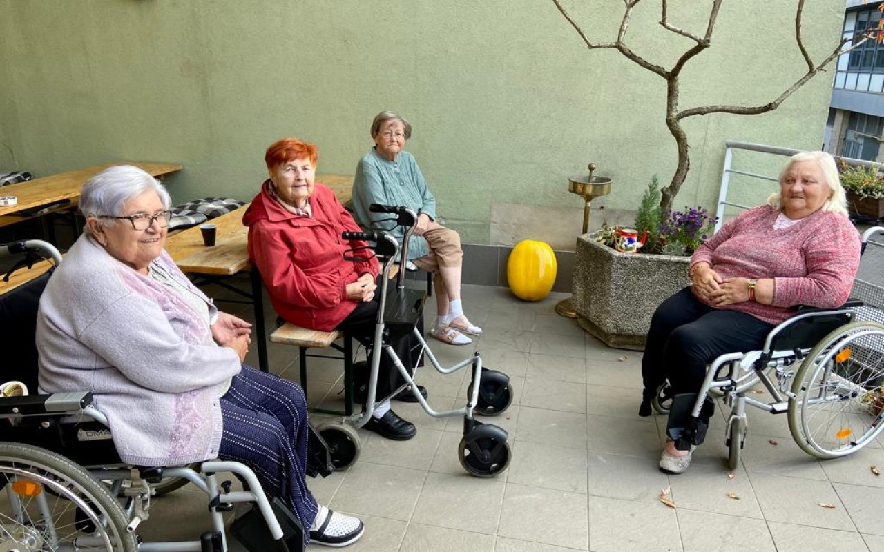 Pomožte seniorům dojet do nemocnice včas: Sbírka na auto, které nahradí sanitku