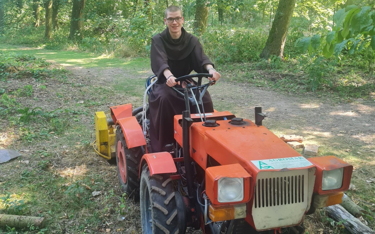 Františkáni potřebují traktůrek pro správu lesa a sekání louky v Hájku