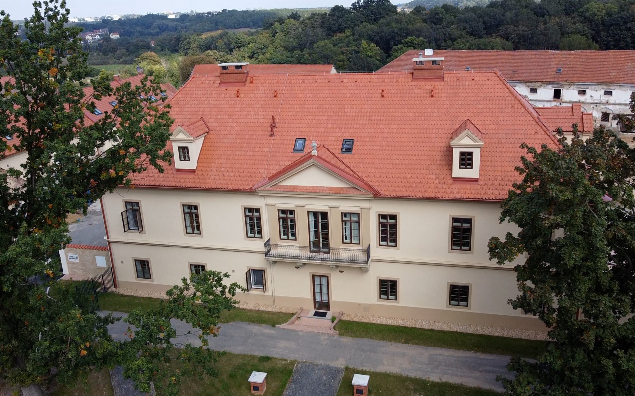 Složili jste se na rekonstrukci zchátralého statku v Drastech
