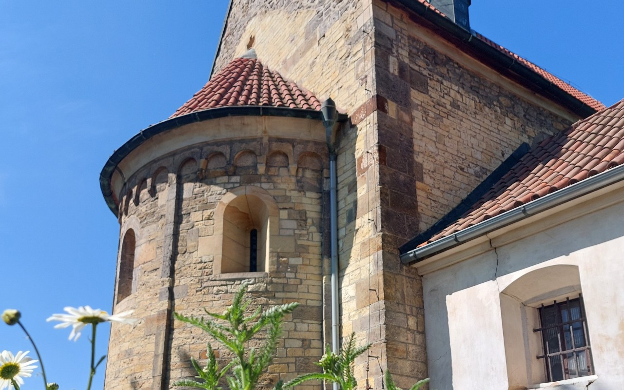 Záchrana statiky a opravy románského kostela na okraji Prahy
