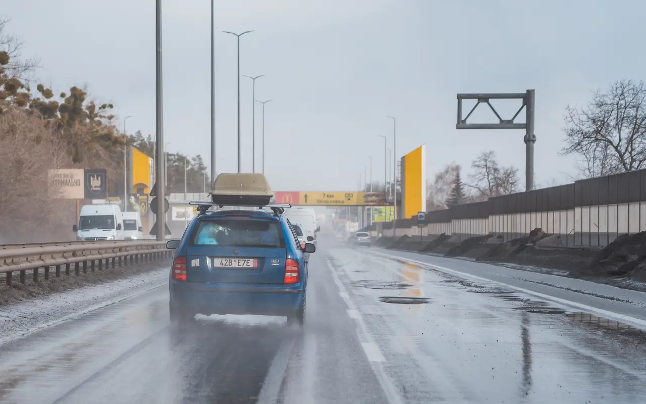 POŠLI AUTA NA UKRAJINU