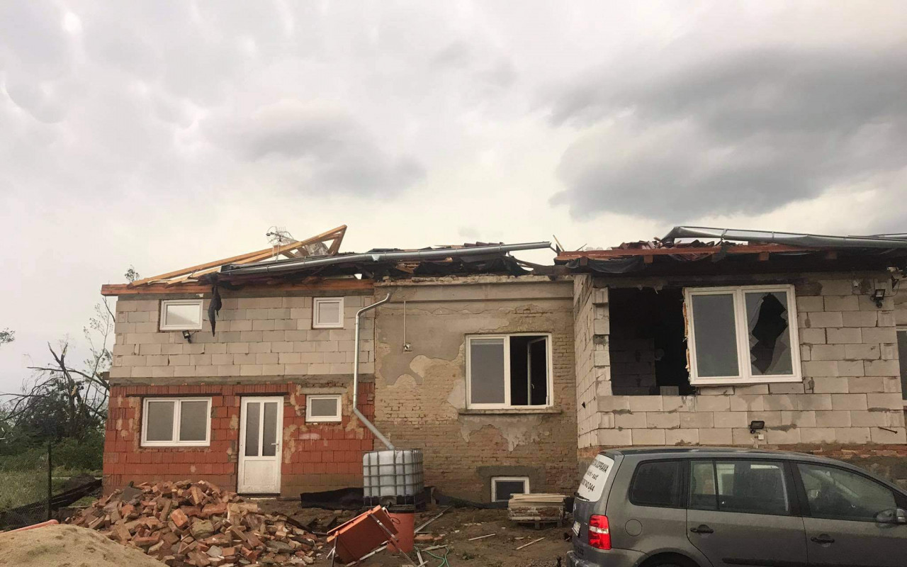 Pomohli jste Pavlovi Blažejovi, kterému tornádo v Hruškách sebralo střechu