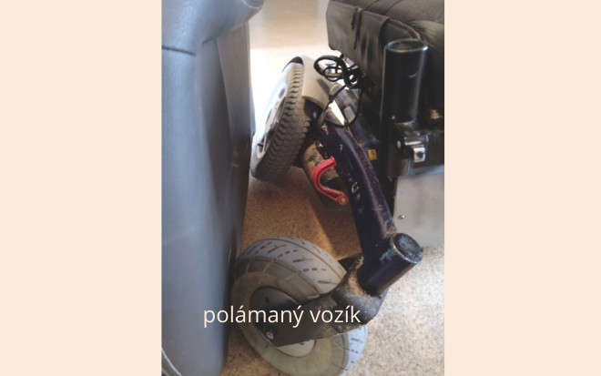 Pan Zoula je po amputaci končetin a rozbil se mu vozík