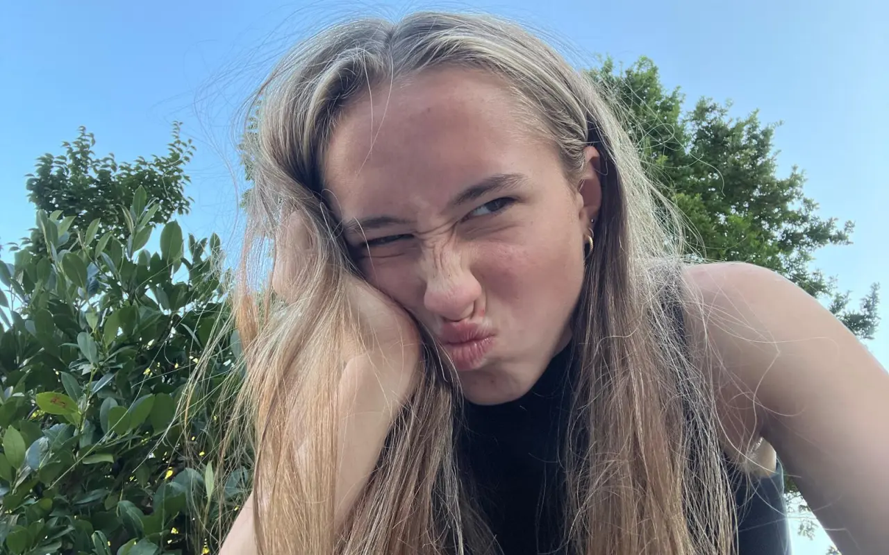 Pomohli jste Sarah na cestě od operace nádoru mozkového kmene zpět k maturitě