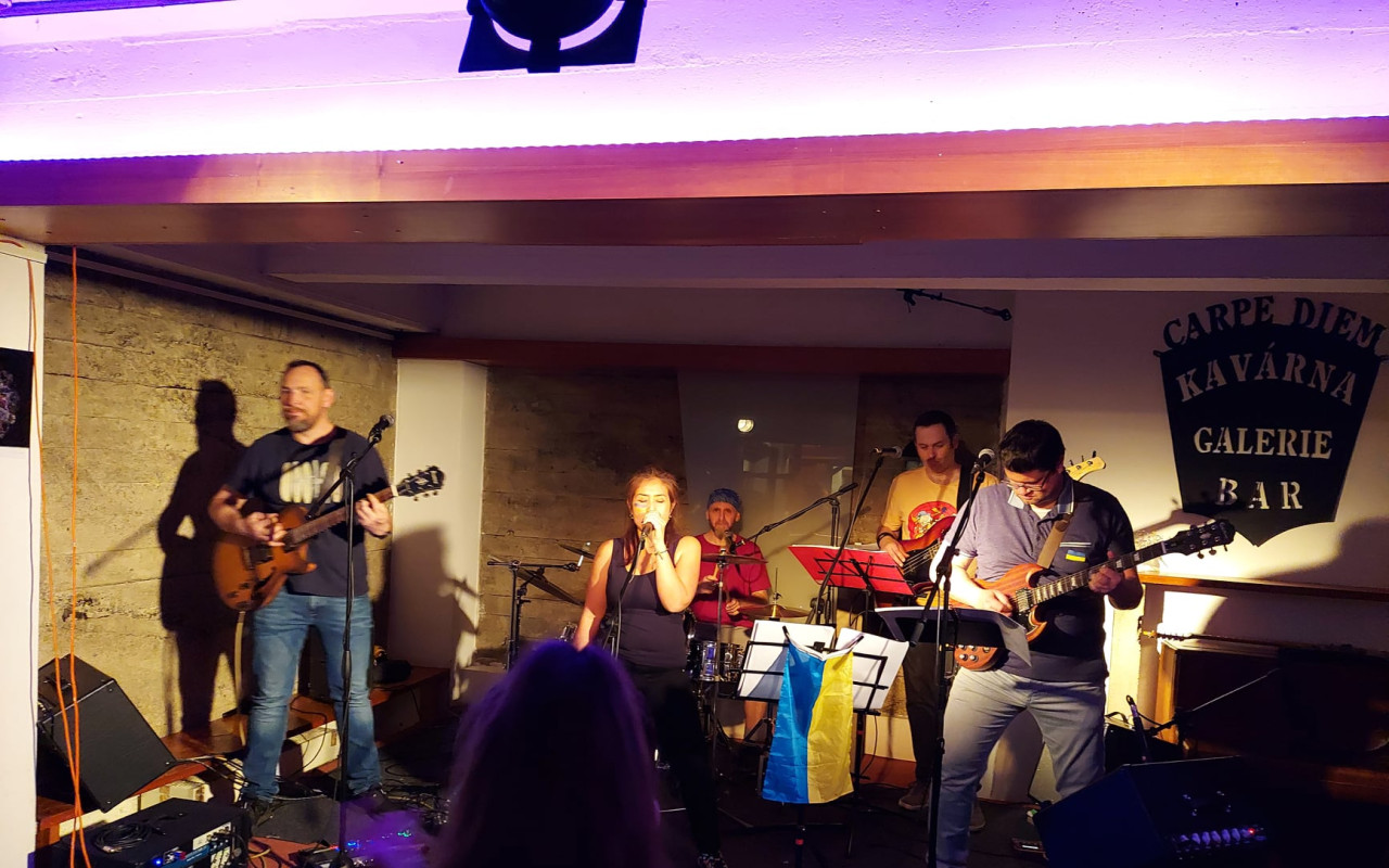 První album Sambal Bandu
