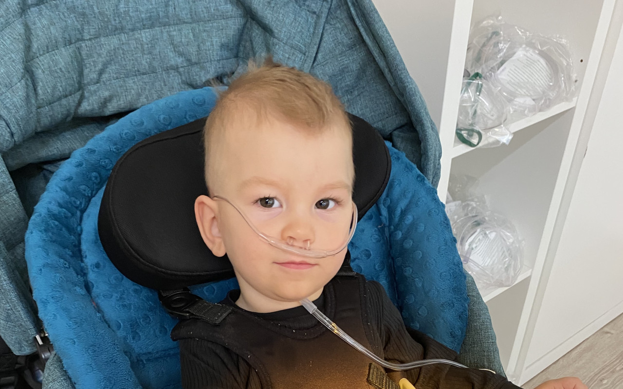 Větší auto pro bojovníka Domču, aby mohl cestovat i s pomůckami