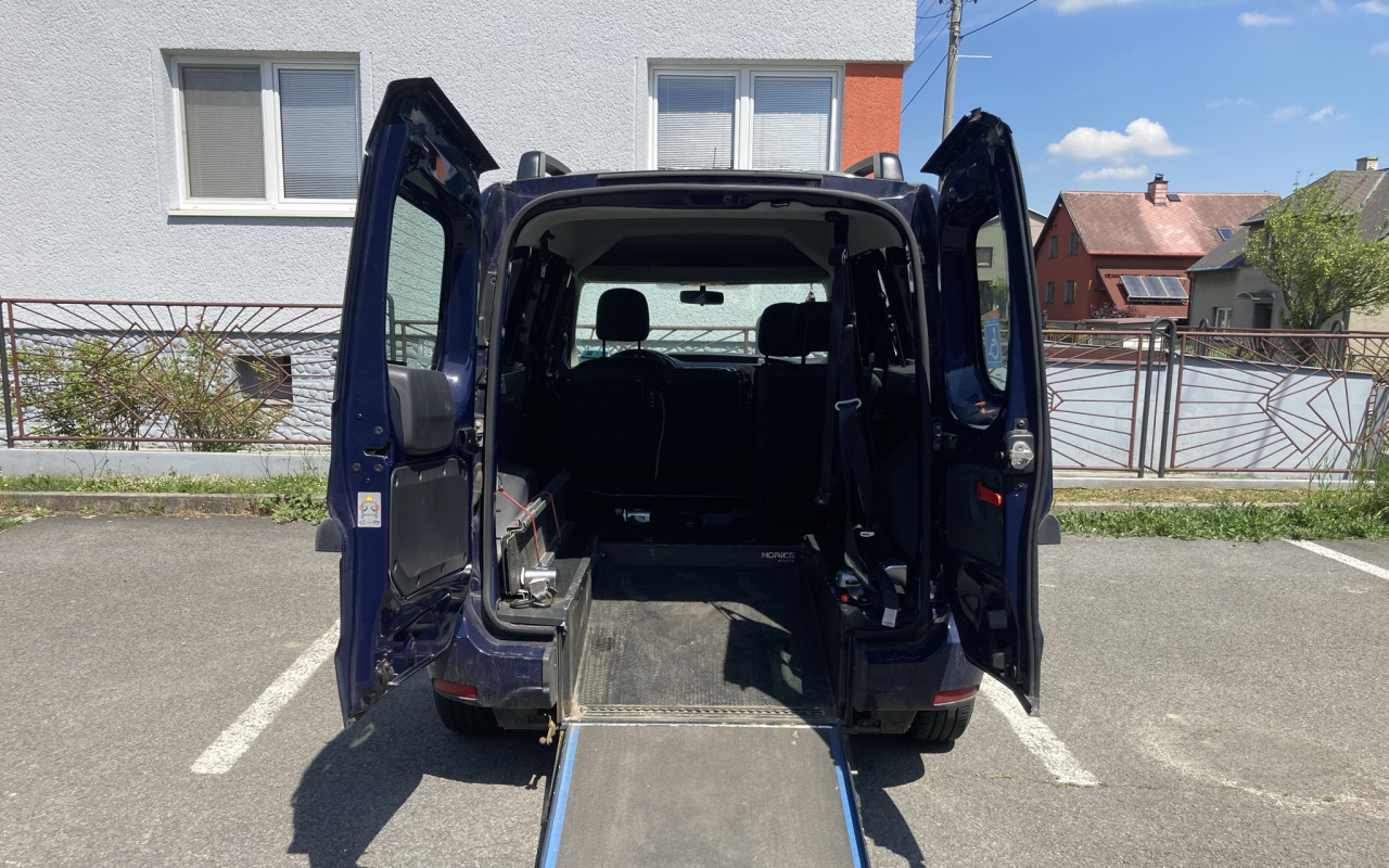 Nové auto pro Adama
