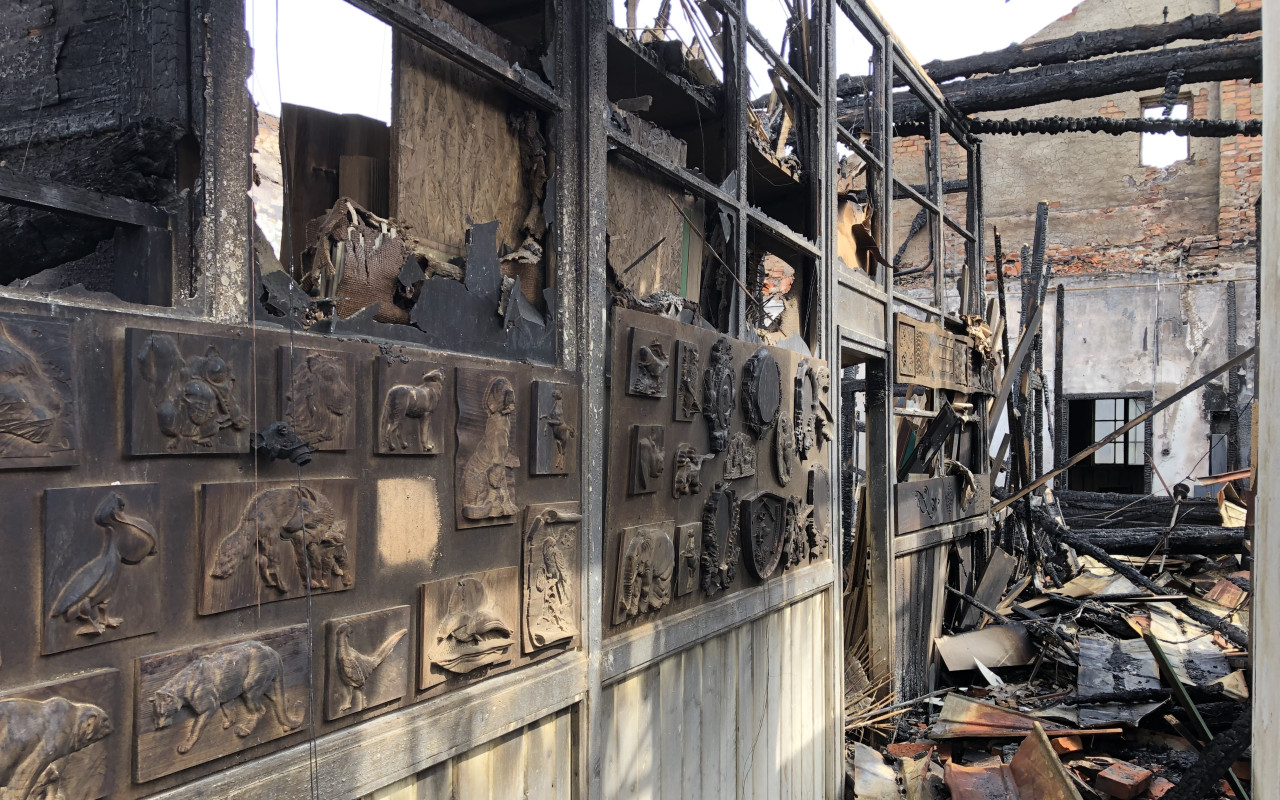 Pomozte mistrovi kulečníkáři po totálním požáru dílny - Etapa 1: Vstát z popela