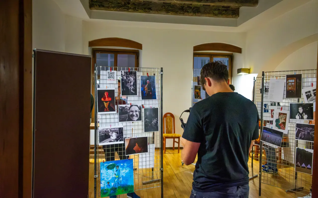 Podpořte uskutečnění benefičního maturitního projektu Umělci v srdci