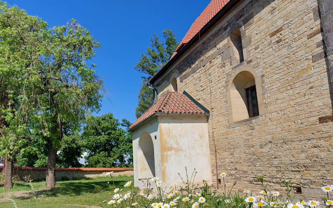 Záchrana statiky a opravy románského kostela na okraji Prahy
