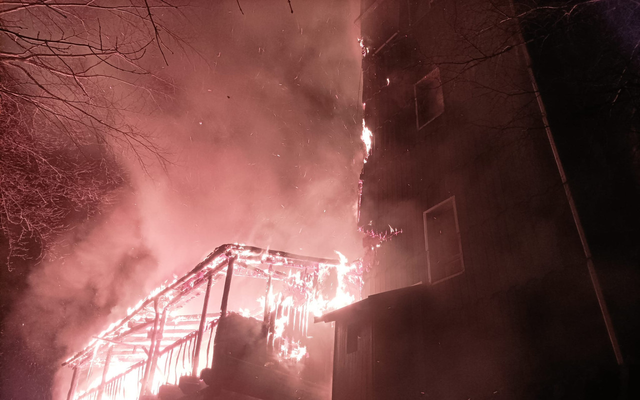 Pomozte s opravou ohněm poničené rozhledny na Vlčí Hoře